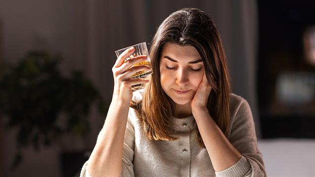 Αλκοόλ, καφές, νικοτίνη: Πώς επηρεάζουν ανθρώπους με πολλαπλή σκλήρυνση [μελέτη]