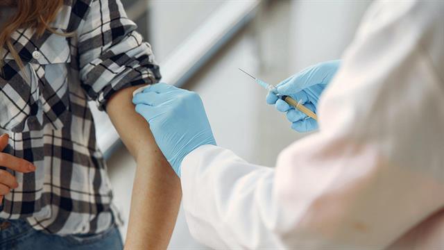 Εμβολιασμός κατά της γρίπης και της covid-19 την ίδια ημέρα: Τι έδειξε έρευνα