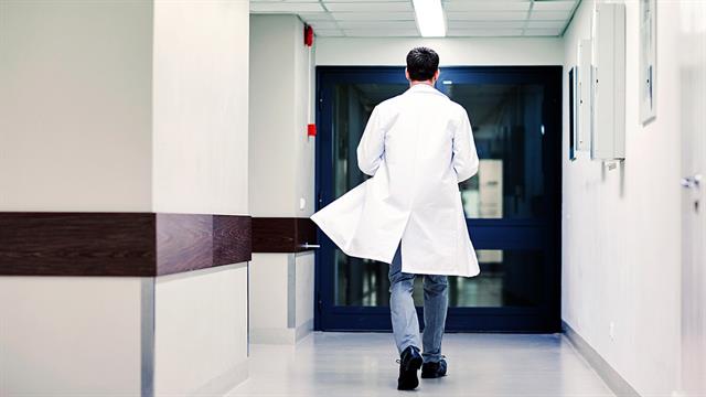 ΟΟΣΑ: Αρνητικά ρεκόρ για την Ελλάδα στην εξαγωγή γιατρών - Πόσο έχει αλλάξει η εικόνα [έκθεση]