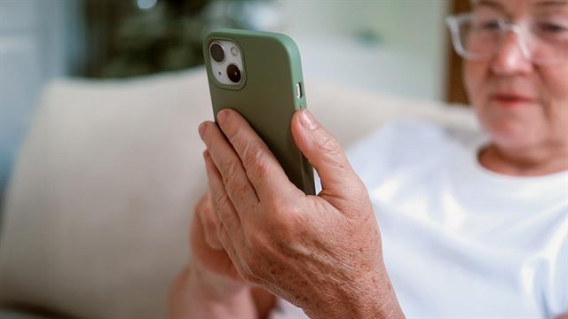 Τα smartphones μπορούν να αυξήσουν τον κίνδυνο των ηλικιωμένων για κατάθλιψη [μελέτη]