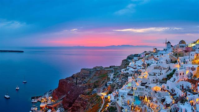 O φαρμακοβιομήχανος που χτίζει ξενοδοχείο στη Σαντορίνη