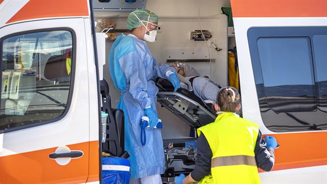 ΕΚΑΒ για την πυρκαγιά στη Χαλκιδική: Ένας πυροσβέστης με κάκωση κάτω άκρου και ένας με αναπνευστικά προβλήματα