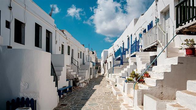 Σύνδρομο των Κυκλάδων: Πώς τα σοκάκια φθείρουν γόνατα και ισχία