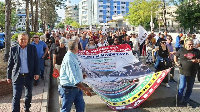 Αδειάζει η κλεψύδρα - Πορεία υγειονομικών στη Θεσσαλονίκη για το ΕΣΥ
