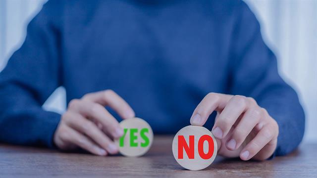 Ξέρουμε ότι θέλουμε να πούμε όχι. Γιατί τελικά λέμε ναι;