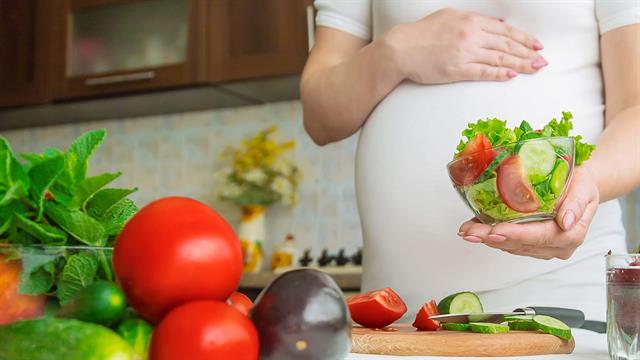 Εγκυμοσύνη: Η μεσογειακή διατροφή μειώνει τον κίνδυνο κολικών και εκζέματος στο μωρό [μελέτη]