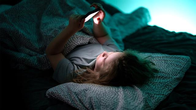 Τα smartphones δυσκολεύουν τον ύπνο των παιδιών [μελέτη]