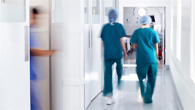 ΕΙΝΑΠ: Περικοπές και καθυστερήσεις στην εξόφληση αμοιβών εφημερίας στους γιατρούς