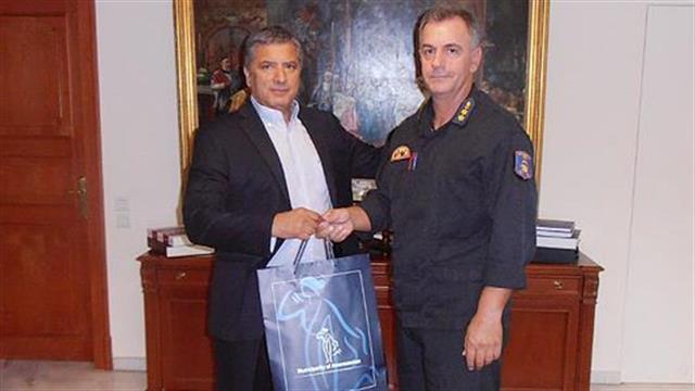 Προσφορά φαρμάκων και υγειονομικού υλικού στον 12ο Πυροσβεστικό Σταθμό από τον Δήμαρχο Αμαρουσίου