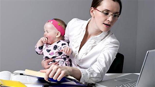 Εργαζόμενη μητέρα: Από τι κινδυνεύει;
