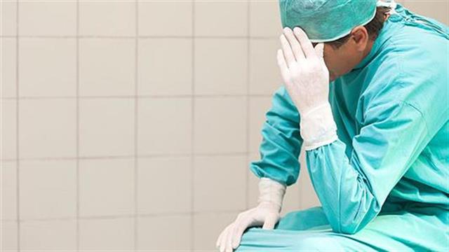 Την ανησυχία της για τις πολλές ώρες εργασίας των γιατρών εκφράζει η Κομισιόν