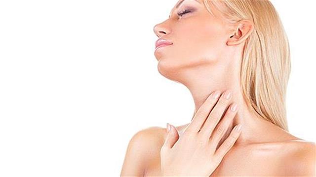 Ρυτίδες στο λαιμό: Απαλλαγείτε με 2 αποτελεσματικές τεχνικές