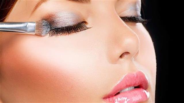 Μακιγιάζ για το ρεβεγιόν: Τι να επιλέξω;