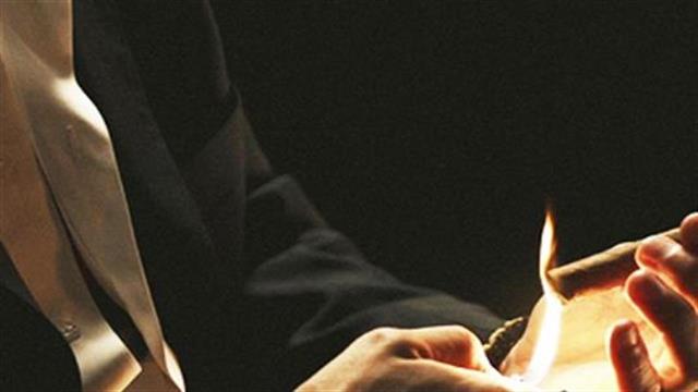 ΓΚΑΦΑ! Αποσύρουν την τροπολογία για την τιμή στα τσιγάρα, επειδή εξαιρούσε τα πούρα!