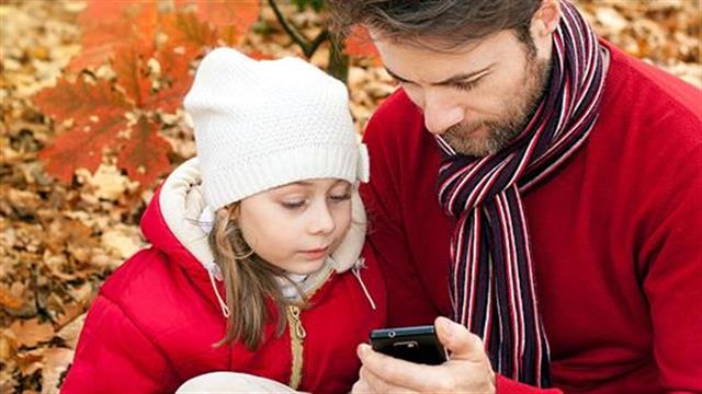 Τα smartphones μάς παίρνουν χρόνο από τα παιδιά μας