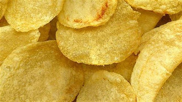 Τα αλμυρά σνακ επιταχύνουν τη γήρανση στους υπέρβαρους εφήβους