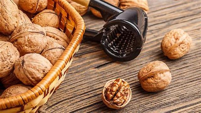 Τα καρύδια προστατεύουν από τη νόσο Alzheimer