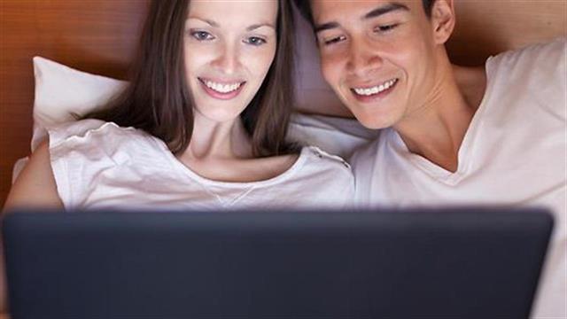 Το laptop στο κρεβάτι βλάπτει την πλάτη και τον ύπνο