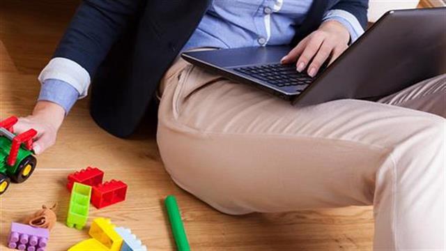 Εργαζόμενη μητέρα: Πόσο ωφελεί την ψυχική υγεία των παιδιών;