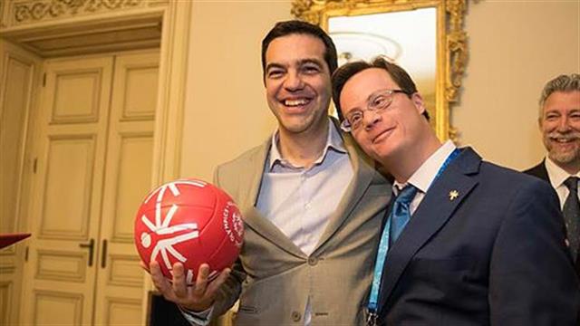 Συγκίνηση κατά τη συνάντηση παιδιών των Special Olympics με τον Αλέξη Τσίπρα