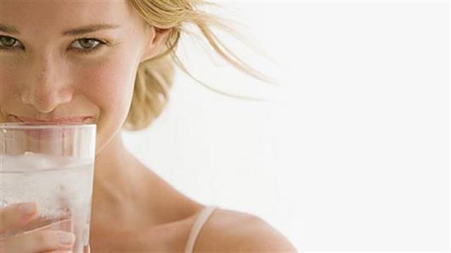 Το νερό πριν τα κύρια γεύματα βοηθά στο αδυνάτισμα