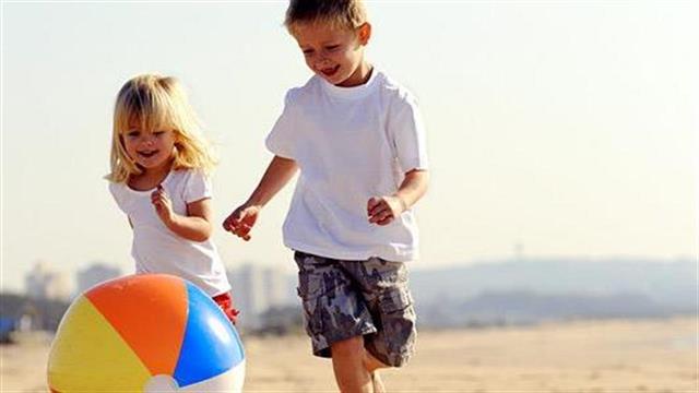 Το παιχνίδι σε εξωτερικούς χώρους προστατεύει τα μάτια των παιδιών