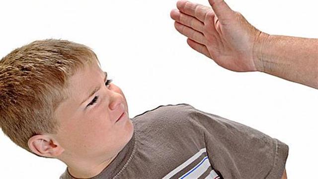 Όταν οι γονείς χρησιμοποιούν σωματική βία για να τιμωρήσουν τα παιδιά τους