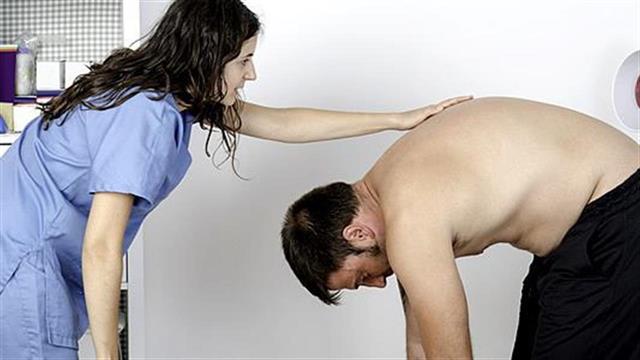 Εφηβική κύφωση: Πώς εμφανίζεται και τι ασκήσεις χρειάζονται