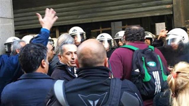 Ένταση με εργαζόμενους στα νοσοκομεία έξω από το υπουργείο Οικονομικών