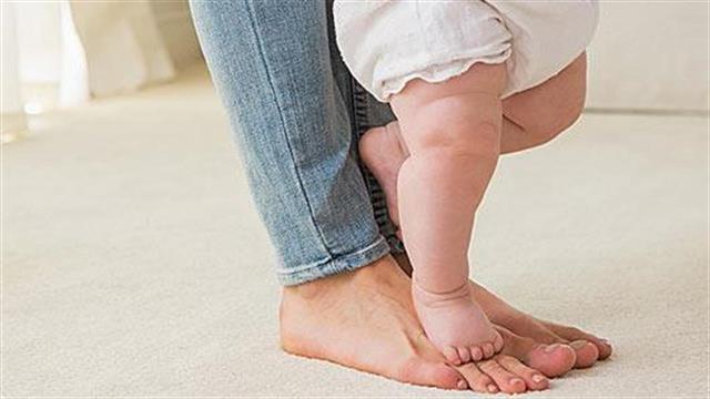 Μωρά που περπατούν γρήγορα έχουν ισχυρότερα οστά ως έφηβοι