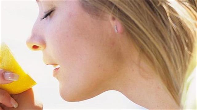 Φυσικές λύσεις για τις κηλίδες του δέρματος