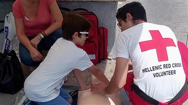 Επίδειξη Πρώτων Βοηθειών από το Σώμα Σαμαρειτών του Ε.Ε.Σ. στο κέντρο της Αθήνας