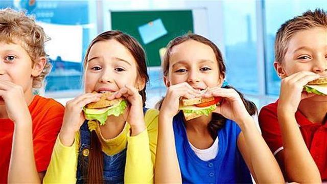 Παιδίατροι παρακινούν τους γονείς να ελέγχουν τι πωλούν οι σχολικές καντίνες