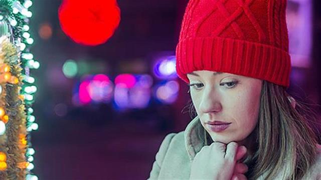 Πώς να επιβιώσετε στις γιορτές αν είστε μόνοι