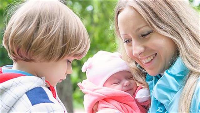 Ζήλεια ανάμεσα στα αδέρφια: Τι μπορούν να κάνουν οι γονείς