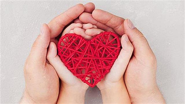 Η Πανελλήνια Ένωση Φαρμακοβιομηχανίας αγκαλιάζει το Μαζί για το Παιδί