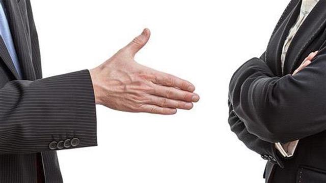 Ποια λάθη στη γλώσσα του σώματος πρέπει να αποφεύγουμε