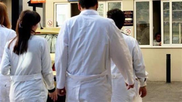 ΕΙΝΑΠ: Μειώσεις αντί αυξήσεων στο ιατρικό μισθολόγιο – 45% κάτω στα χρόνια των Μνημονίων