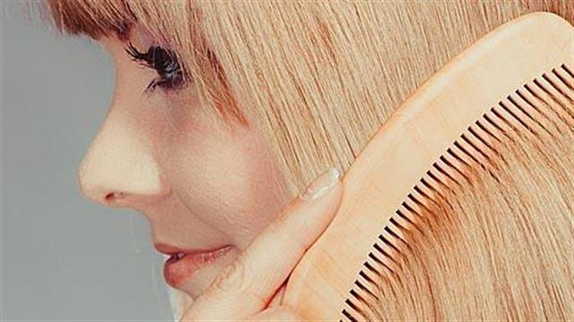 Τριχόπτωση σε έφηβες: Γιατί συμβαίνει;