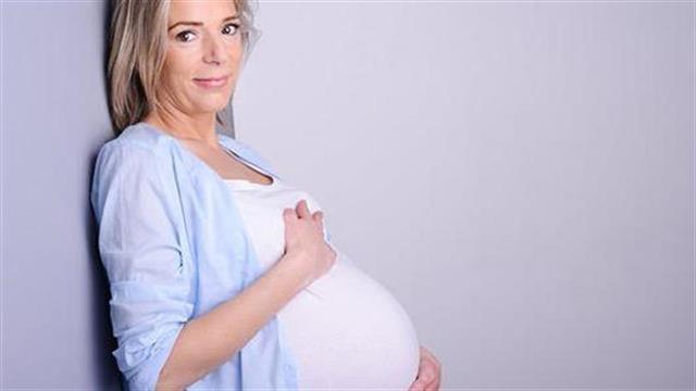 Εντοπίστηκε μηχανισμός που δυσκολεύει τις μεγαλύτερες σε ηλικία γυναίκες να γίνουν μητέρες