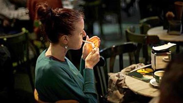 “Καπνός” τα αντικαπνιστικά μέτρα – Αιχμές για πολιτικό κόστος – Μηδενικές εισπράξεις από πρόστιμα