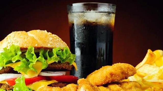 Μπέργκερ και αναψυκτικό με ζάχαρη: Γιατί ο συνδυασμός τους οδηγεί σε συσσώρευση κιλών