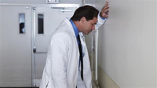 Η “συγγνωστή πλάνη” λύση στις αυτόματες απολύσεις επικουρικών γιατρών – Τι προτείνεται