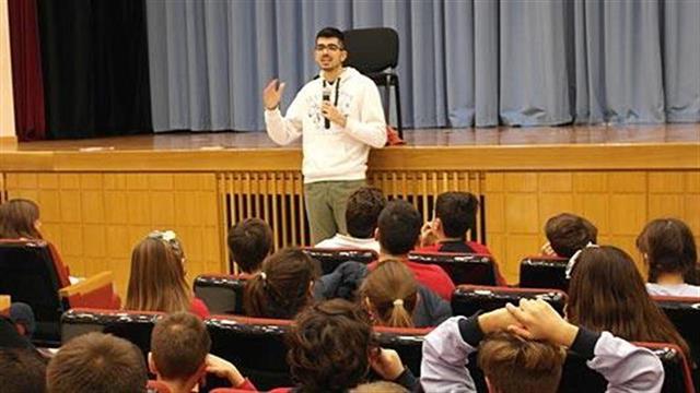 Στον Σ.Κ.Ε.Π. λένε στον μαθητή να κοιτάξει, να ρωτήσει, να μάθει..