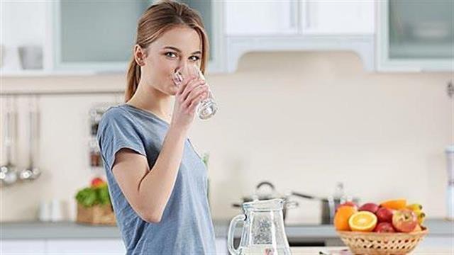 Πόσο νερό πρέπει να πίνω;