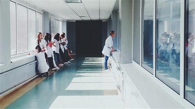 Νέο μπλόκο στις αιτήσεις για μετακίνηση γιατρών από άγονες περιοχές - Παράταση απαγόρευσης