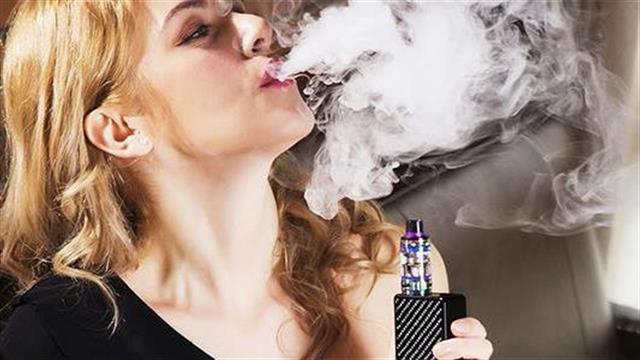 Ηλεκτρονικό τσιγάρο: Μέσο διακοπής του καπνίσματος, κυρίως από τους νέους - Μελέτη στο BMJ