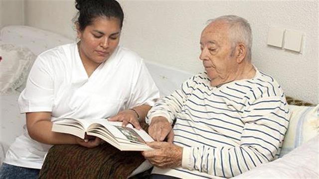 Διεθνής μελέτη: Στα συγγενικά πρόσωπα το βάρος φροντίδας ηλικιωμένων με προβλήματα υγείας και άνοια