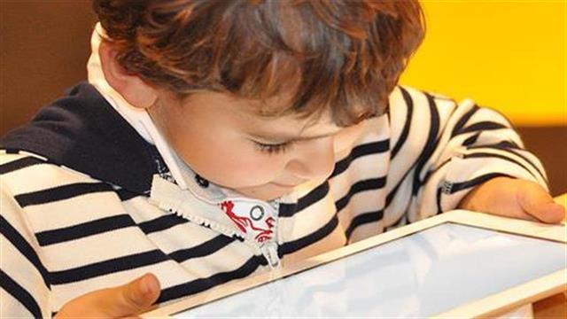 “Λιώνουν” οι Έλληνες σε τηλεόραση και υπολογιστή - Ευρωπαϊκή πρωτιά με πάνω από 3 ώρες την ημέρα