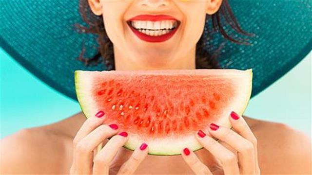 Οι τροφές που μας προστατεύουν από τον ήλιο